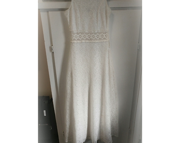 Beautifully detailed White Lace Dress - Picture 3 of 4